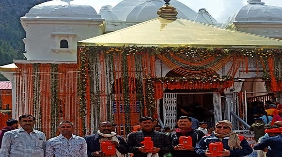 Gangotri temple group image