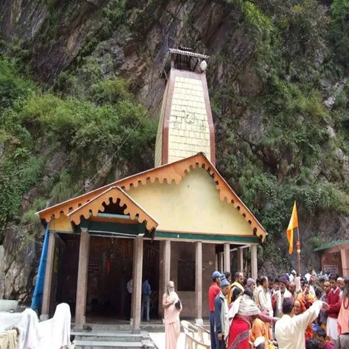 Historical background of Yamunotri Temple showing traditional Himalayan architecture